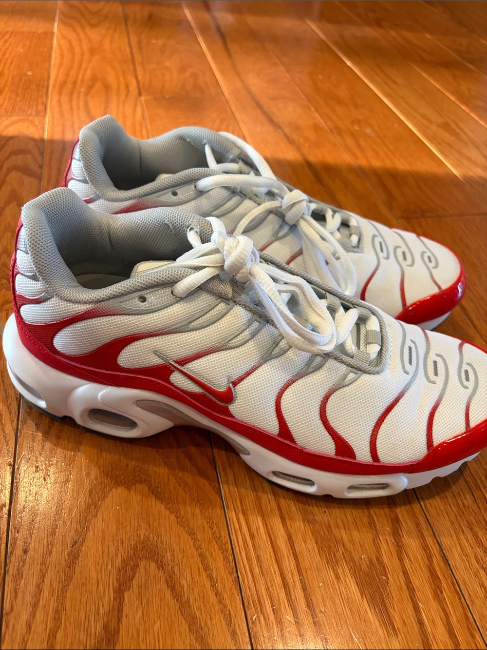 Nike White and Red Wave-Accent Running Shoes